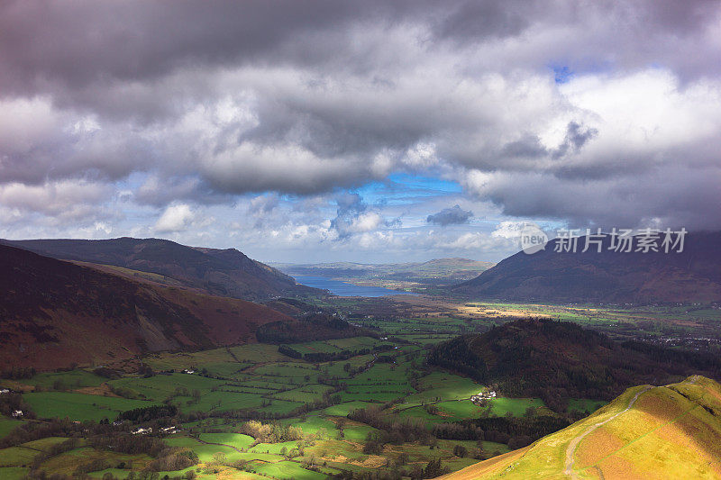 Derwent Water和Cat Bells in Sunlight